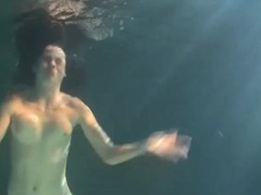 VidsPlus presents: This girl can stay underwater for a long time