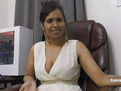 VidsPlus presents: Indian aunty peeing